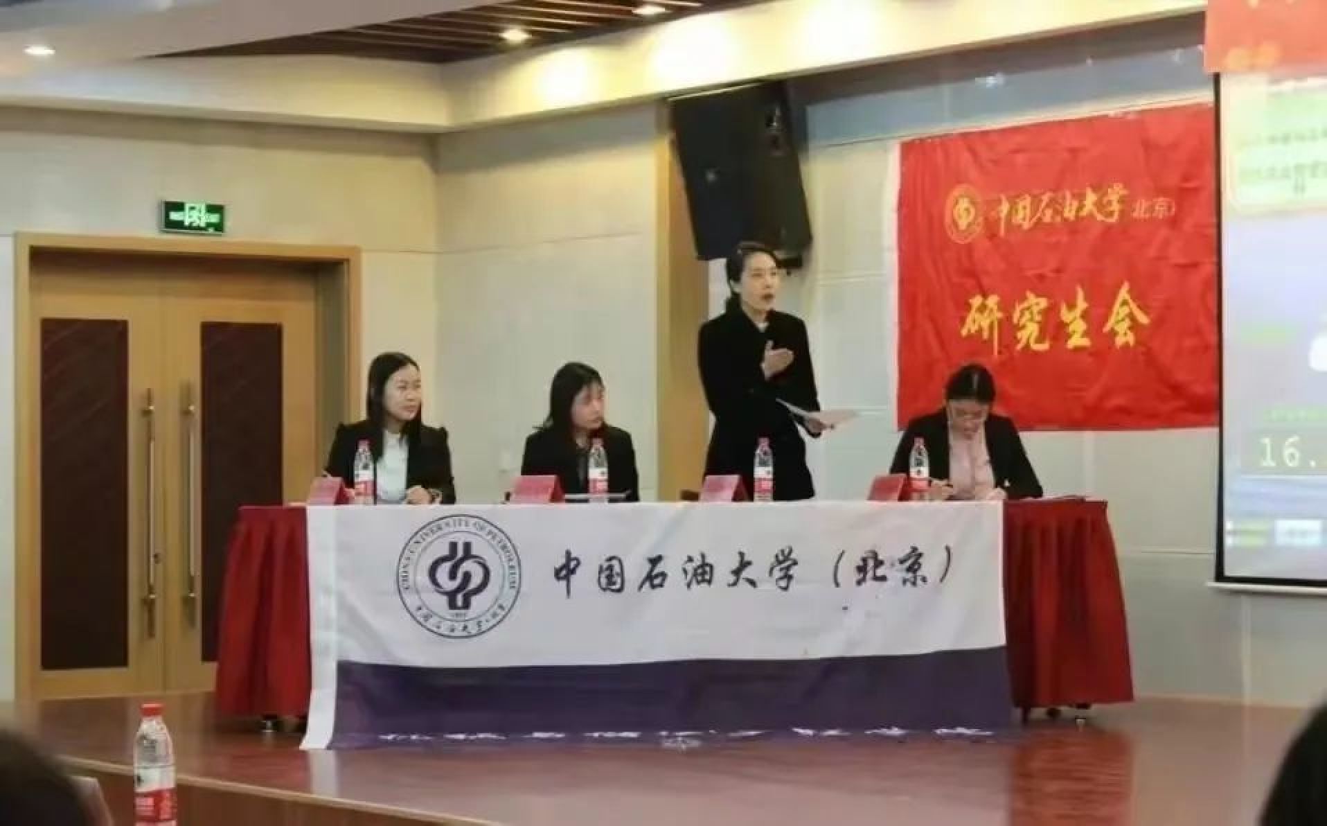 “董小姐”人设崩塌，被人追债，“癖好”曝光，实力终究撑不起野心_黑料正能量